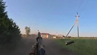 Drone russo insegue mezzo militare ucraino. Un soldato gli spara addosso. Il drone si schianta