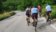 Chase the sun quarta edizione, la carica dei trecento ciclisti dall'Adriatico al Tirreno
