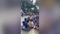 Fuga dalla frontiera: migliaia di cambogiani bloccati al confine con la Thailandia