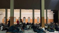 Trieste, 180 richiedenti asilo costretti a dormire in strada: “Famiglie accampate con bimbi piccoli”