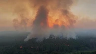 Galizia a fuoco, i boschi fumano come un vulcano: il drone mostra colline nere e scheletri d’alberi