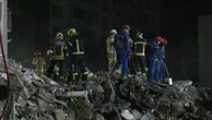Kiev, drone russo colpisce in pieno un palazzo residenziale: i soccorritori fra le macerie