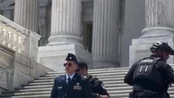Washington, chiede l'impeachment di Trump: maggiore dell'Aeronautica Usa arrestato al Campidoglio