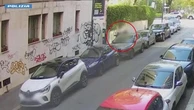 Un calcio al bloccasterzo e le spinte a mano: ecco come una coppia rubava moto a Milano