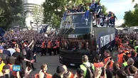 Milano, festa scudetto: il bus con i giocatori dell'Inter lascia San Siro circondato da tifosi