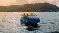 A bordo di una 500 sul lago di Como: ora l’ultima moda è navigare su quattro ruote