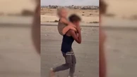 Scalzo tra le macerie: il bambino che porta sulle spalle la sorellina in fuga da Gaza