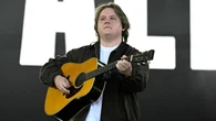 Lewis Capaldi, il ritorno nonostante la sindrome di Tourette: “Devo finire quello che ho iniziato"