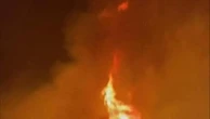 Incendi in Grecia, a Chios le fiamme minacciano un maneggio: la lotta per salvare i cavalli