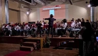 Giovanni Sollima suona con un'orchestra di ragazzini in una scuola media genovese