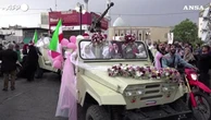 Nozze di massa a Teheran: gli sposi arrivano su jeep militari