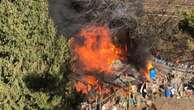 Fiamme vicino ai binari del treno: bruciano le baracche in via Carlo Conti, zona Greco. Trovate bombole gpl abbandonate