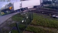 Olanda, treno travolge un camion bloccato al passaggio a livello: il momento dell'impatto