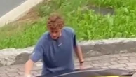 Sinner ripreso da un vicino mentre lava la sua Ferrari a Sesto: il video