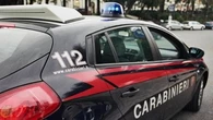 Cade da 3 metri mentre lavora in nero: gli imprenditori non lo soccorrono e lo abbandonano in strada