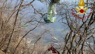 Il parapendio si impiglia negli alberi e il pilota resta sospeso nel vuoto: il salvataggio spettacolare a Canzo
