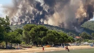 Halkidiki in fiamme, turisti filmano dalla spiaggia l’incendio che minaccia la costa greca