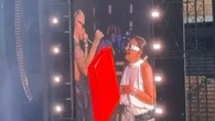 Lazza a San Siro, chiama sul palco la mamma e le regala una Birkin: “Voglio ringraziarti”