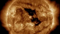 Un enorme buco coronale nel sole punta verso la terra: allerta tempeste geomagnetiche in arrivo