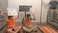 Blitz di Ultima Generazione alla seduta di insediamento del consiglio comunale: “Firenze desertificata e nessuno fa niente”