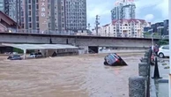 Cina, strade come fiumi con l'alluvione: il suv viaggia nella corrente tra i palazzi