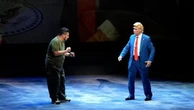 Trump diventa una caricatura in un'opera cantonese: duello con Zelensky a teatro