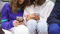 Social vietati sotto i 16 anni, la neuropsichiatra Fazzi: “Serve educazione digitale”