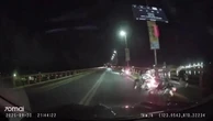 Flippine, terremoto di magnitudo 6.9: il ponte oscilla paurosamente e fa cadere i motociclisti
