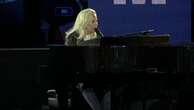 Lady Gaga al piano canta 