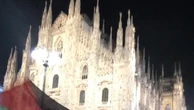 Referendum, festa in piazza Duomo a Milano: Bella Ciao intonata a cappella per il No