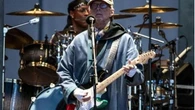 Eric Clapton, il concerto a Milano con i colori della Palestina sulla chitarra