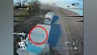 Ucraina, il momento in cui il drone russo colpisce il convoglio umanitario nonostante la scritta Onu