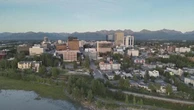 Alaska, ecco Anchorage la città dove si incontreranno Putin e Trump. Le immagini dal drone