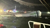 Aereo cargo esce di pista e finisce in acqua a Hong Kong: un morto e un ferito