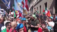 25 aprile a Milano, pro pal urlano "Assassini" alla brigata ebraica costretta a uscire dal corteo