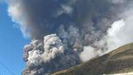 Stromboli, allerta rossa per il vulcano. Eruzione e nube di cenere alta 2 chilometri