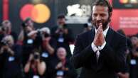 Red carpet, le pagelle dei look. Brad Pitt perde la sfida con Alessandro Borghi