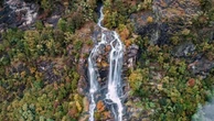 Valchiavenna, donna di 42 anni muore precipitando nella cascata, il compagno ferito: "Si era spinta in una zona vietata per fare foto"