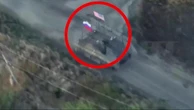 Ucraina, il carro armato di Mosca attacca le linee nemiche: sul tank sventolano bandiere russa e Usa