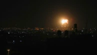 Gaza, raid aereo israeliano contro le postazioni di Hamas nella Striscia in risposta ai palloni incendiari