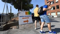 Vaccini: la corsa dei giovanissimi ma due milioni di cinquantenni senza nemmeno una dose. E sono più di 220mila i medici e i prof no vax