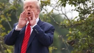 Trump sale sul tetto della Casa Bianca e scherza con i cronisti :"Metto dei missili nucleari"
