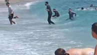 Spagna, migranti sbarcano sulla spiaggia affollata: i bananti fuggono o cercano di catturarli
