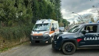 Torino, difende una donna durante una rapina e viene accoltellato: ferito un ventenne a Mirafiori