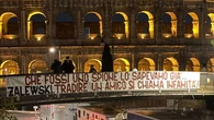Roma, striscione contro Zalewski “spione e infame”. Sembrano minacce ultrà, ma dietro c’è solo gossip
