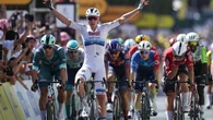 Tour, Merlier batte Milan a Chateauroux: Van der Poel in fuga per 174 km, viene ripreso ai 700 metri