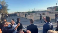 Salvini contestato a Livorno butta baci ai manifestanti