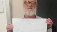 Sei giorni in attesa del ricovero, il paziente protesta con un cartello e la polizia lo identifica