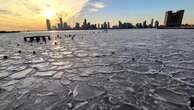 New York, ondata di freddo: il ghiaccio sul fiume Hudson