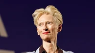 Tilda Swinton: “Con Bowie ci scrivevamo. L’IA? Finché sorprenderemo il pubblico, vinceremo noi”